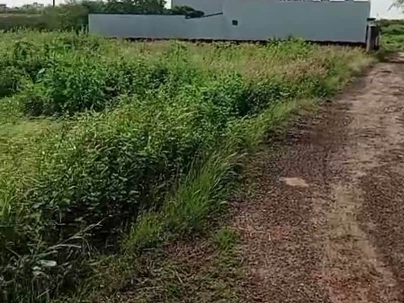 Les terrains à Ndayane, la piste et une villa voisine