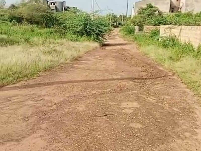 La piste d'accès en latérite et la ligne électrique