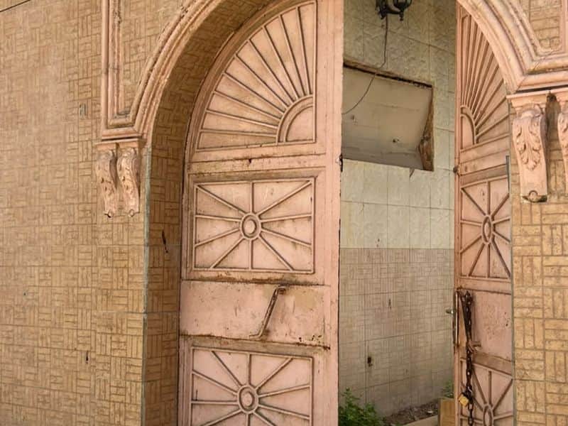 Le portail d'entrée sculpté