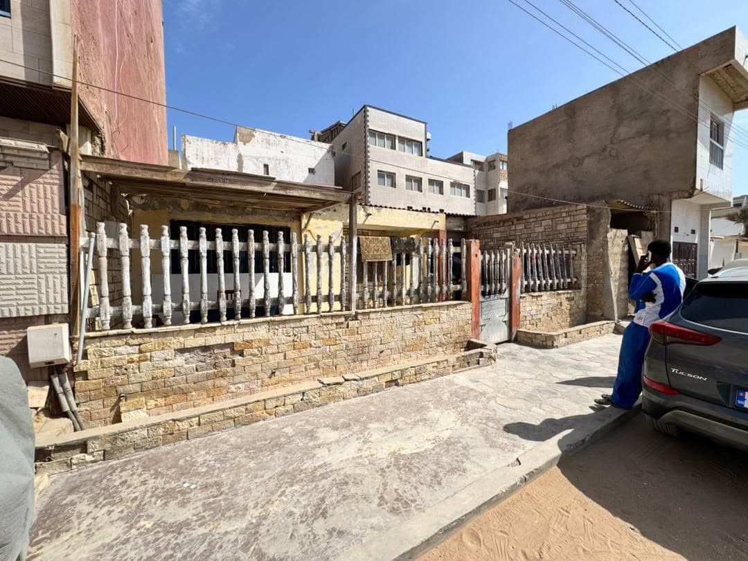 Maison à démolir de 225 m² à Diamalaye, face à la mer