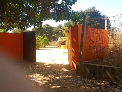 Le portail et le mur de clôture