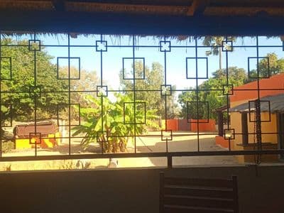 La terrasse couverte fermée par des grilles décoratives