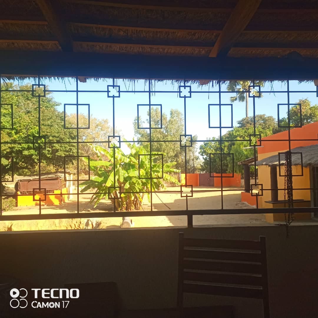 La terrasse couverte fermée par des grilles décoratives