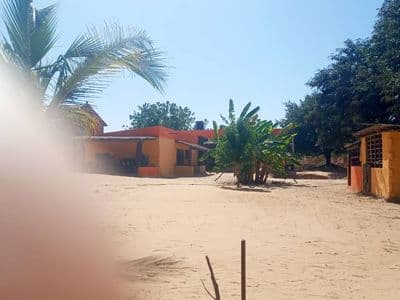 La maison et la dépendance, vue depuis le terrain