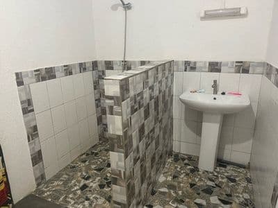 Salle de bains carrelée avec douche
