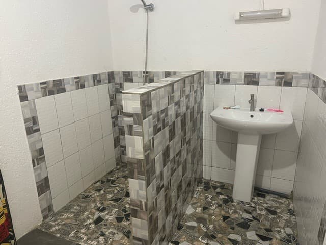 Salle de bains carrelée avec douche