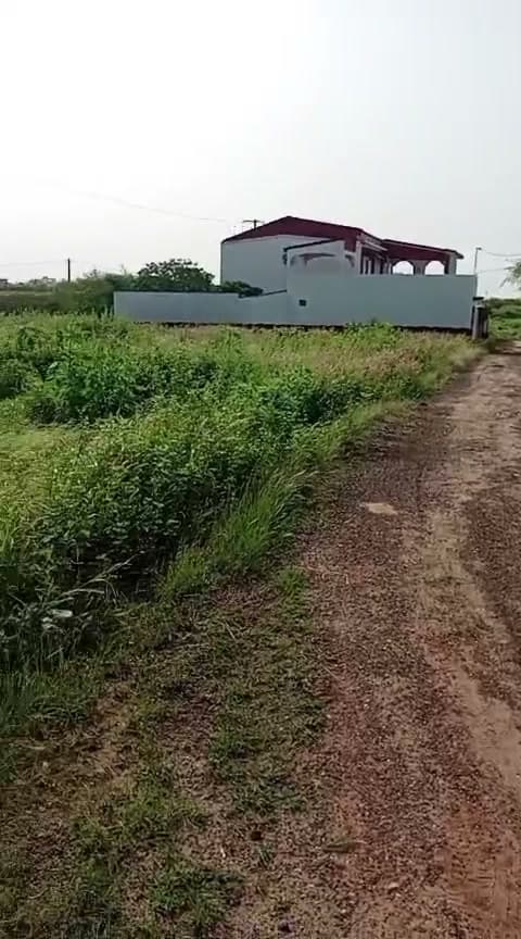Les terrains à Ndayane, la piste et une villa voisine