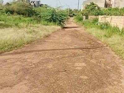 La piste d'accès en latérite et la ligne électrique