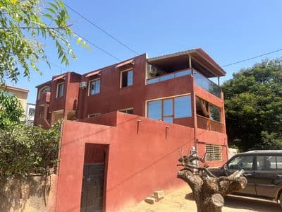 La façade de l'immeuble et sa terrasse à l'étage