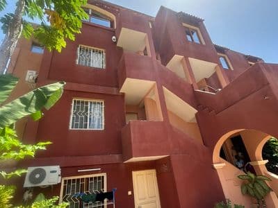 L'immeuble sur trois niveaux, balcons et terrasses