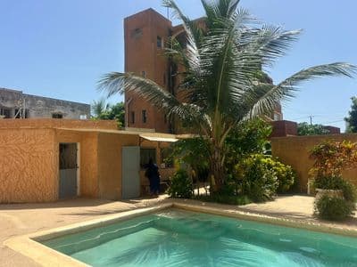 La piscine commune et le jardin, devant l'immeuble