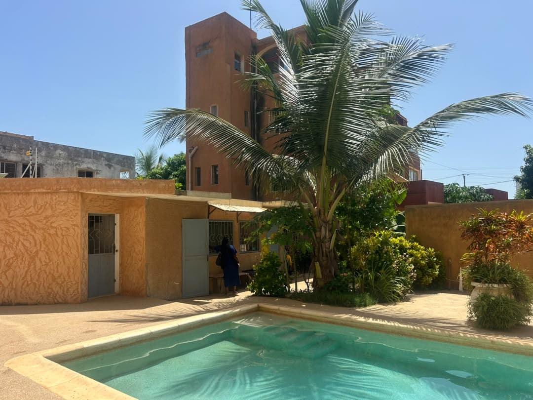 La piscine commune et le jardin, devant l'immeuble