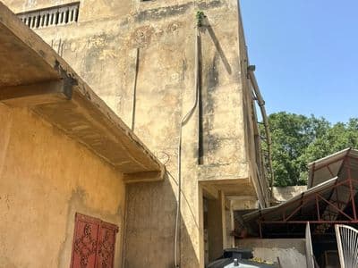 Les bâtiments à étage côté cour