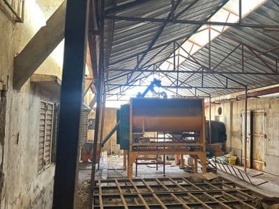 Le hangar couvert à charpente métallique