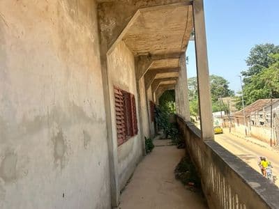 La galerie de l'étage, côté rue