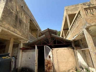 La cour et le portail