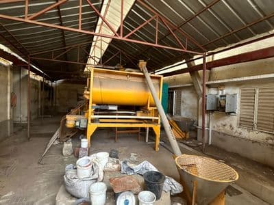 Le hangar, avec les machines de l'ancienne activité