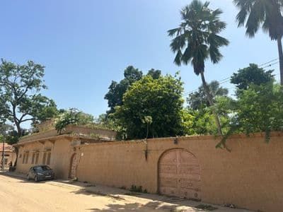 La maison à l'angle de deux rues, avenue Lamine Gueye