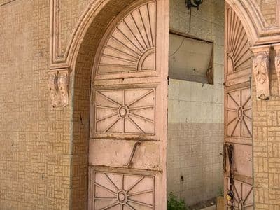 Le portail d'entrée sculpté