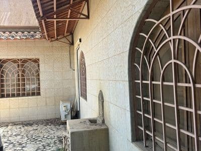 Façade sur cour, fenêtre en arc