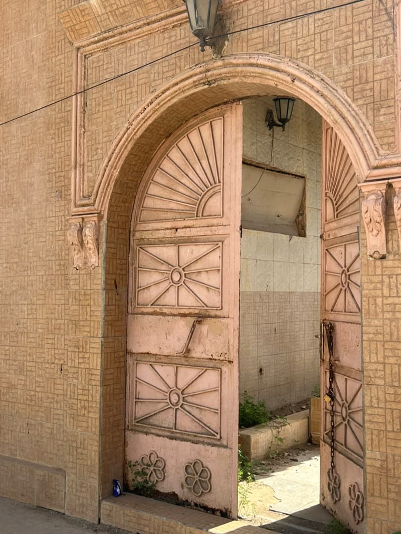 Le portail d'entrée sculpté