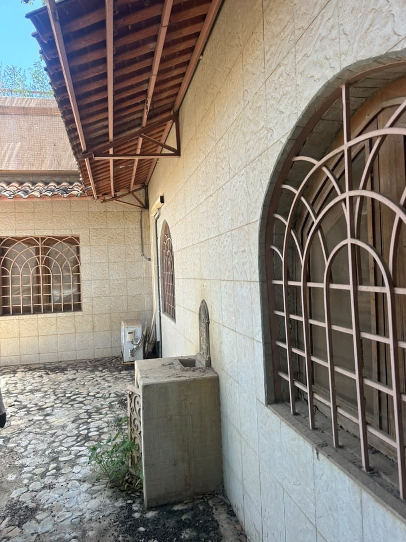 Façade sur cour, fenêtre en arc