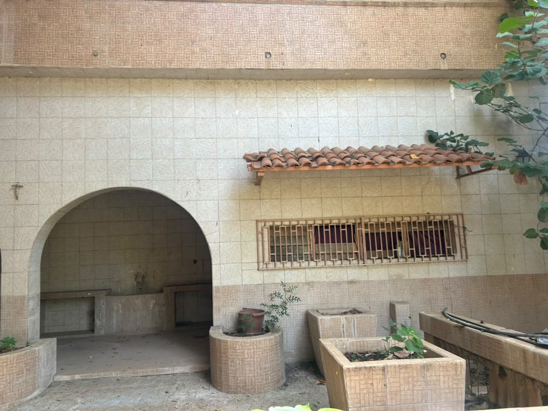 Alcôve en arc dans la cour